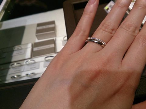 【アイプリモ(I-PRIMO)の口コミ】 婚約指輪としてゴールドのエタニティリングを探していました。プラチナの…
