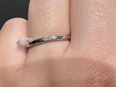 【ティファニー(Tiffany & Co.)の口コミ】 とにかく可愛い！！ストレートラインの指輪にダイヤ3石でシンプルながらも…