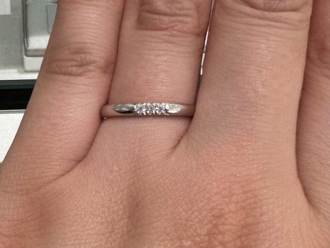 【アイプリモ(I-PRIMO)の口コミ】 ダイヤが3石ですがリングに埋め込まれているデザインではないので、ダイヤ…