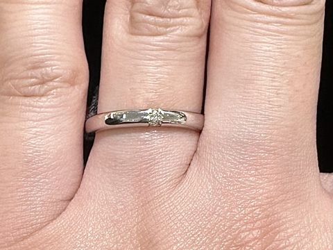 【ラザール ダイヤモンド【取扱店販売】の口コミ】 スリーサイドリングという、縦と横の3方向にダイヤが見えるデザインのリン…