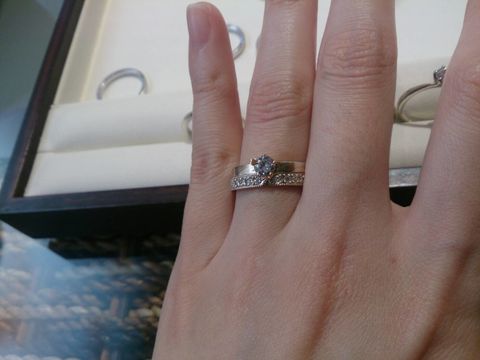 【杢目金屋(もくめがねや)の口コミ】 桜あわせという指輪を試着させてもらいました。
マリッジリングをエンゲー…