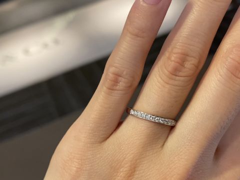 【ヴァンドーム青山(VENDOME AOYAMA)の口コミ】 ハーフエタニティで太さが3つあるうちの１番細いサイズです。
ダイヤが15…