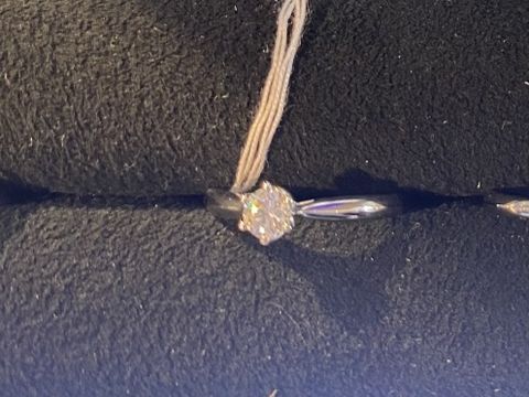 【ヴァンドーム青山(VENDOME AOYAMA)の口コミ】 ダイヤのカラット数が0.25ですが、リングがダイヤに向かって細くなってい…