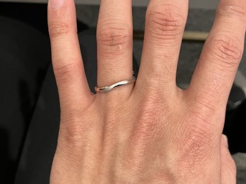 【アイプリモ(I-PRIMO)の口コミ】 シンプルなデザインながらも形が曲線的であったり、色が指輪の場所によっ…