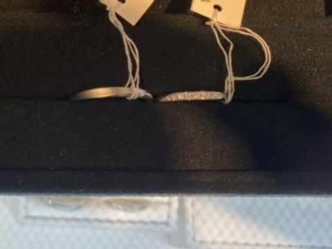 【ヴァンドーム青山(VENDOME AOYAMA)の口コミ】 この指輪は形自体はストレートですが、デザインがウェーブにひねられてい…