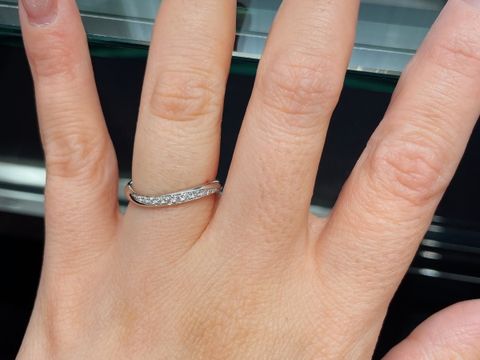 【ラザール ダイヤモンド(LAZARE DIAMOND)の口コミ】 あまり人と被らないデザインかつ左側にダイヤモンドが寄って配置されてい…