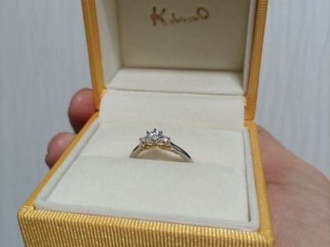【ケイウノ ブライダル(K.UNO BRIDAL)の口コミ】 横から見たデザインがリボンになっていて可愛いです。イエローゴールドや…