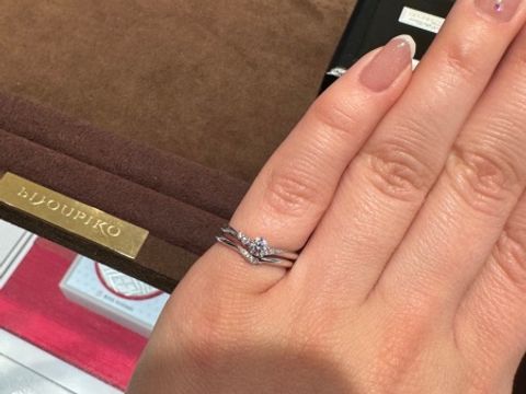 【TOWA(永遠)の口コミ】 指輪のデザインがV字で綺麗だったことと、ダイヤモンドのデザイン性が左右…