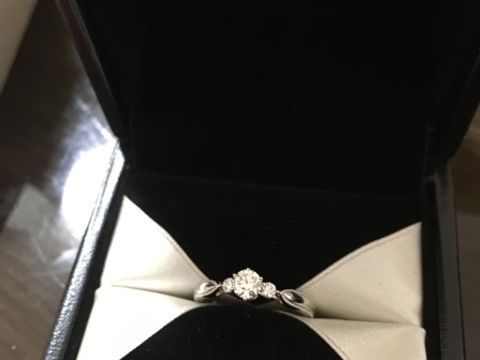 【エクセルコダイヤモンド(EXELCO DIAMOND)の口コミ】 長年つけていられるデザインを。
婚約指輪をタンスにしまうのではなくて、…