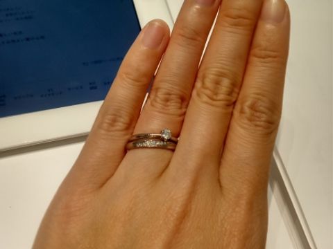 【4℃ BRIDAL(ヨンドシーブライダル)の口コミ】 「ジェントル優しさに包まれて」
ダイヤモンドが９石が斜めに並んでいます…