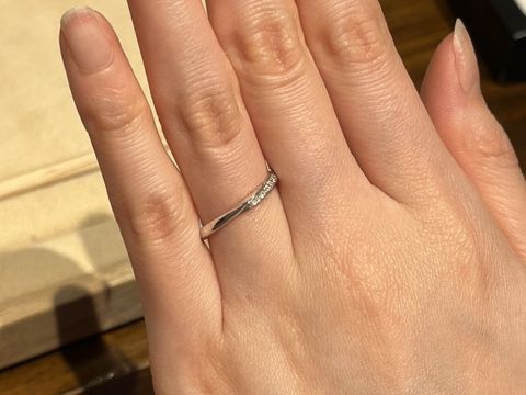 【ith(イズ)の口コミ】 アシンメトリーの曲線が美しい指輪です。ダイヤも比較的多く、ゴージャス…