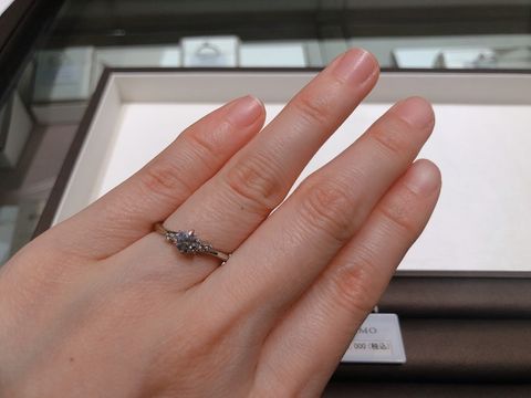 【アイプリモ(I-PRIMO)の口コミ】 可愛さだけでなく、エレガントさもあります。センターとサイドのダイヤの…