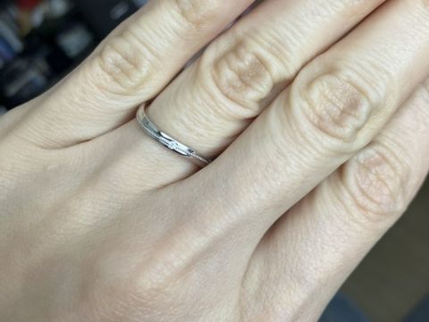 【アイプリモ(I-PRIMO)の口コミ】 細くてシンプルなので、どのような指にも合うと思います。ゆるやかにウェ…