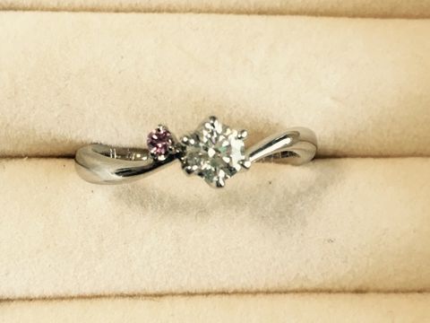 【LUZIR(ルジール)の口コミ】 ウェディング雑誌で、前もって婚約指輪のリサーチをして、3店舗ほど回って…