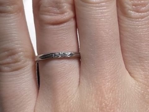 【アイプリモ(I-PRIMO)の口コミ】 細めのデザインを探していた為、こちらを検討致しました。ダイヤが控えめ…