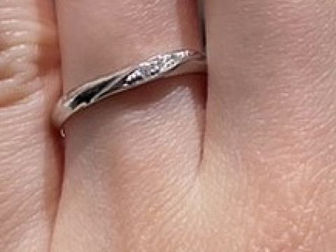 【アイプリモ(I-PRIMO)の口コミ】 細めのデザインを探していた為、こちらを検討致しました。ダイヤが控えめ…