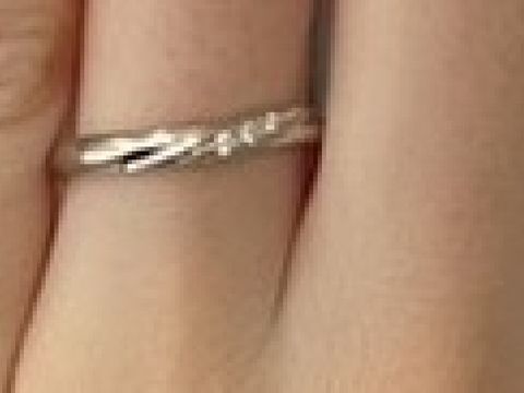 【アイプリモ(I-PRIMO)の口コミ】 細めのデザインを探していた為、こちらを検討致しました。ダイヤが控えめ…