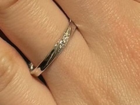 【銀座ダイヤモンドシライシの口コミ】 細めのデザインを探していたいましたが、デザインが好みでありこちらを検…