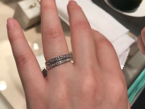 【エクセルコダイヤモンド(EXELCO DIAMOND)の口コミ】 光が当たった際の指輪自体の輝きがあると感じた。デザイン性も多くありい…