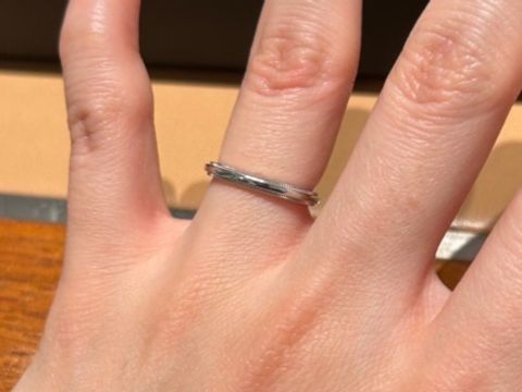 【ティファニー(Tiffany & Co.)の口コミ】 ミル打ちという細かい粒を打ちつけているデザインです。角度を変えたりす…