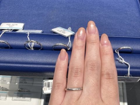 【銀座ダイヤモンドシライシの口コミ】 まず、指輪のデザインが可愛い点はもちろんのこと、とても細いのに精巧に…