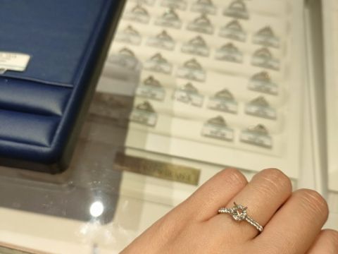【銀座ダイヤモンドシライシの口コミ】 たくさんのダイヤを紹介していただきました。
値段も海外ブランドに比べて…