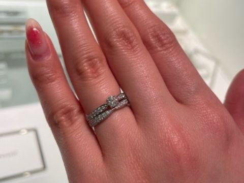 【ティファニー(Tiffany & Co.)の口コミ】 シンプルなデザインですがダイヤがたくさんついているので動くたびにキラ…