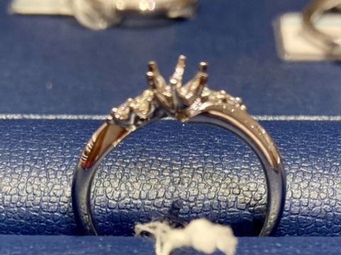 【銀座ダイヤモンドシライシの口コミ】 指輪のデザインは、センターストーンの周りにメレダイヤを散りばめられる…