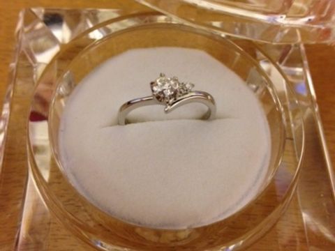 【アイプリモ(I-PRIMO)の口コミ】 ダイヤモンドがきれいに映えるデザインであることを、決め手としました。…