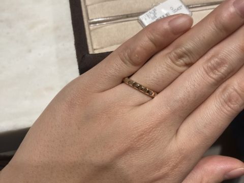 【ブシュロン(BOUCHERON)の口コミ】 ダイヤが入っていないのに輝きが強くとても綺麗で惹かれました。色々な角…