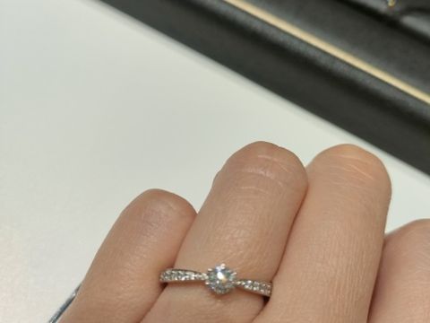 【ラザール ダイヤモンド(LAZARE DIAMOND)の口コミ】 セミオーダーで、たくさんのフレームの種類がありした。
こちらはセンター…