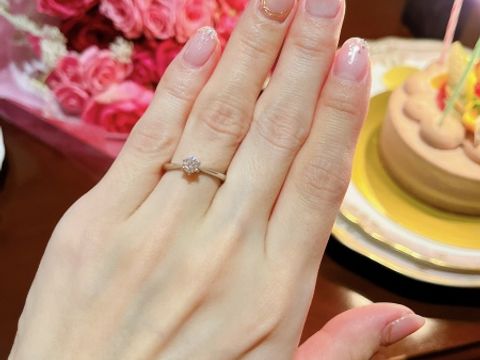 【4℃ BRIDAL(ヨンドシーブライダル)の口コミ】 結婚指輪はウェーブが良かったので、結婚指輪と合わせやすいストレートタ…