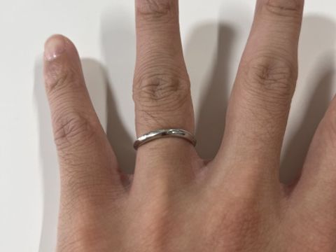 【銀座ダイヤモンドシライシの口コミ】 着用者の指のサイズが細いためVデザインやストレートデザインを試着するも…