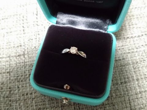 【ティファニー(Tiffany & Co.)の口コミ】 ハーモニーというデザインです。
シンプルな見た目ですが中央にくびれがあ…