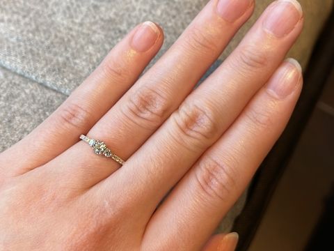 【YUKA HOJO(ユカホウジョウ)の口コミ】 結婚指輪と重ね付け出来るデザインを探しており、どんな結婚指輪を選んで…