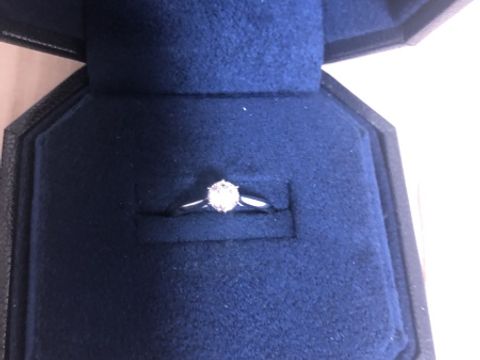 【ROYAL ASSCHER(ロイヤル・アッシャー)の口コミ】 
一番王道のタイプが良かったからです。横から見た時も形が好きなものがよ…