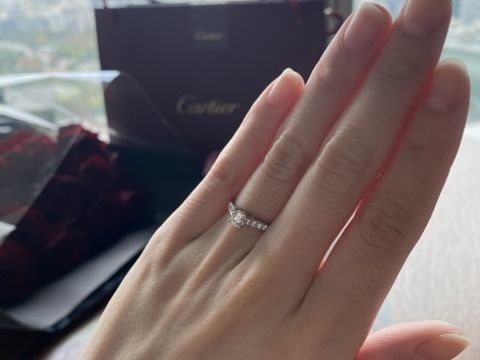 【カルティエ(Cartier)の口コミ】 カルティエのレッドボックスに入れられた婚約指輪にずっと憧れていて、婚…