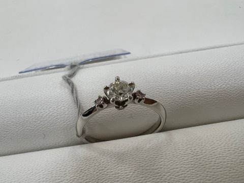 【bijou SOPHIA(ビジュソフィア)の口コミ】 シリーズの中では割とシンプルめなデザインを選びました。真ん中のダイヤ…