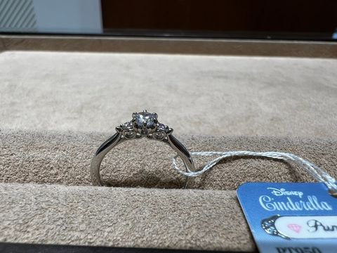 【Disney Cinderella(ディズニー シンデレラ)の口コミ】 同ブランドの指輪を3種類比較させていただき、こちらが一番シンプルで指な…