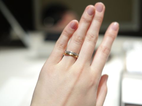 【アイプリモ(I-PRIMO)の口コミ】 レール＋大変小さい爪で石を留めているので、ダイヤが邪魔されることなく…