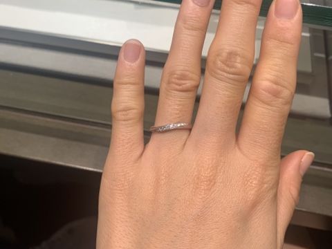 【アイプリモ(I-PRIMO)の口コミ】 婚約指輪とセットリングの指輪にするか別の指輪にするか迷いました。
華や…