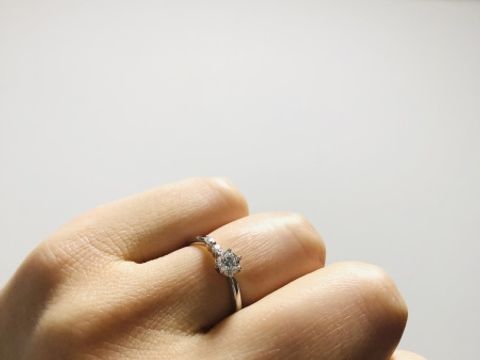 【アンジェリックフォセッテ(Angelique Fossette)の口コミ】 メインのダイヤの両脇にメレダイヤが並ぶデザインはよく見ますが、購入し…