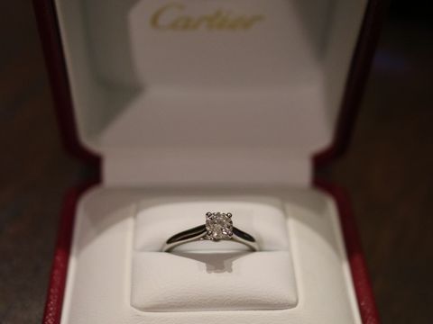 【カルティエ(Cartier)の口コミ】 シンプルだけど品のある指輪を探してました。
様々なお店で試しましたが、…