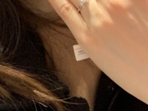 【ケイウノ ブライダル(K.UNO BRIDAL)の口コミ】 指輪の側面が新芽の形になっており、横から見てもお洒落でした。真ん中が…