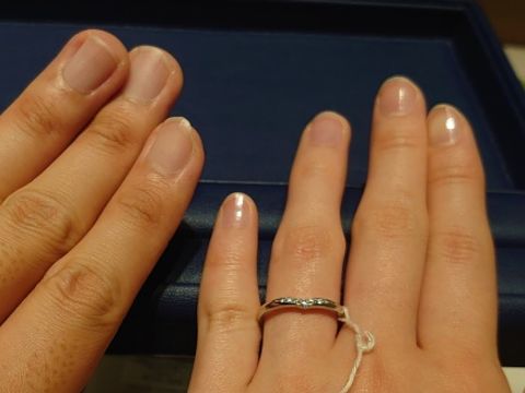 【銀座ダイヤモンドシライシの口コミ】 デザインはダイヤモンドが入っており、美しかったです。プラチナでつけ心…