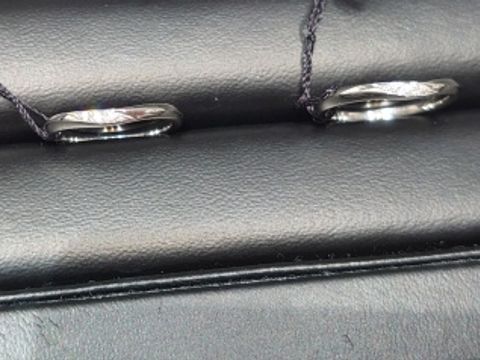 【ラザール ダイヤモンド(LAZARE DIAMOND)の口コミ】 ダイヤモンドの輝きが素晴らしく、とても素敵なデザインです。プラチナで…