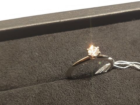 【ティファニー(Tiffany & Co.)の口コミ】 つけ心地がよく、大粒のダイヤモンドの輝きは憧れです。デザインが素敵で…