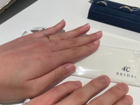 【4℃ BRIDAL(ヨンドシーブライダル)の口コミ】 一見するとシンプルなデザインのように感じますが4℃のブランドのイメージ…