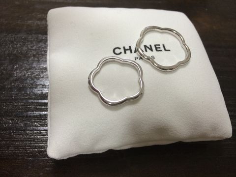 【シャネル(CHANEL)の口コミ】 お花の形と1粒ダイヤに一目惚れでした。
結婚指輪はシンプルなデザインが…