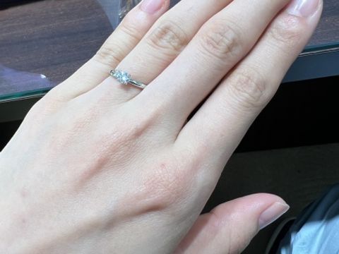 【俄(にわか)の口コミ】 デザインがすごく気に入りました。ダイアモンドの輝きが凄かったです。デ…